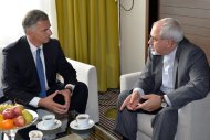 Iranian Foreign Minister Mohammad Javad Zarif (R) speaks with his Swiss counterpart Didier Burkhalter during a meeting on the sideline of nuclear talks on October 16, 2013 in Geneva
