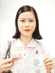 　我的滿分和衛生紙▲台北市興雅國中邱子容（左圖）以「衛生紙」為題，得到作文滿級分，她出示成績單和激發靈感的衛生紙。（王遠茂攝）