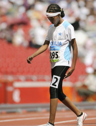 Velocista somali Samia Yusuf Omar após prova nas Olimpíadas de Pequim-2008. Crédito da foto: AP