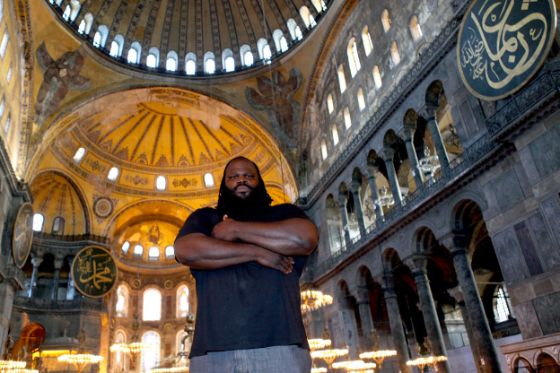مارك هنري نجم WWE في زيارة لمسجد السلطان أحمد بتركيا 5-jpg_130414