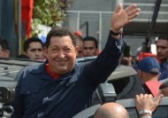Hugo Chávez fue reelegido el domingo 7 de octubre de 2012 presidente de Venezuela con el 54,42% de los votos, frente al líder opositor Henrique Capriles Radonski, que obtuvo el 44,97%, informó el Consejo Nacional Electoral (CNE) tras el escrutinio del 90% de las papeletas