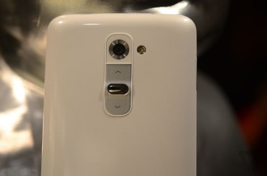 LG G2 具有獨特音量按鍵設計