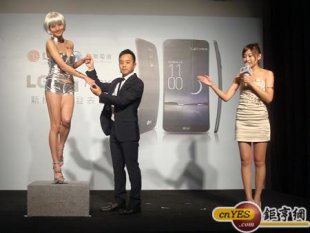 LG請模特兒站在G Flex手機上，手機曲面螢幕抗壓力道可承受50公斤以上壓力，釋放後即可迅速恢復原本曲面型態。(鉅亨網記者黃佩珊攝)