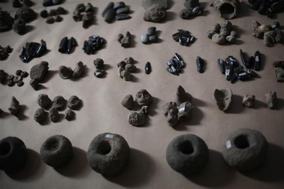 Artifak arkeologi yang dipajang oleh pemerintah Guatemala di Guatemala City 13 Juni 2012. Menurut pemerintah ada 440 artifak bersejarah yang ditemukan pada 2008 setelah sempat dijual ke sebuah toko an