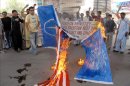 Manifestantes queman banderas de EE.UU y la OTAN durante una protesta contra los misiles lanzados desde aviones no tripulados de EEUU. EFE/Archivo