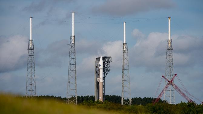 Orbital ATK&#39;s Cygnus spacecraft, seen atop an Atlas V rocket on December 2, 2015 at Cape Canaveral, was launched successfully December 6 on a mission to the International Space Station