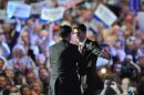 Romney y Ryan (drcha) se abrazan