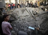 Palestinians gather around a destroyed house as members of the civil defence search for victims under the rubble after an Israeli air strike in Gaza City November 18, 2012. REUTERS/Suhaib Salem