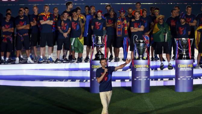 Barcelona&#39;s coach Luis Enrique speaks to supporters during celebration parade in Barcelona