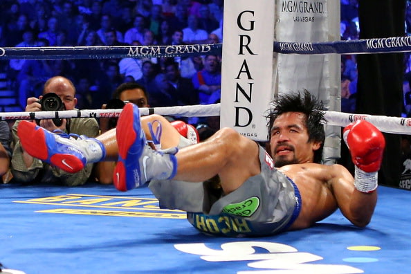 Pacquiao jatuh setelah dipukul Marquez di ronde keenam. (Getty Images/Al Bello)