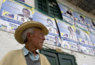 Un anciano frente a una pared cubierta de propaganda en Caqueza, al sur de Bogotá, en esta fotografía del sábado 22 de octubre de 2011. Colombia se prepara para elecciones. (Foto AP/William Fernando Martínez)