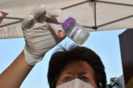 Enfermeira faz testes de tuberculose na África do Sul