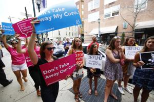 Opponents and supporters of Planned Parenthood demonstrate &hellip;