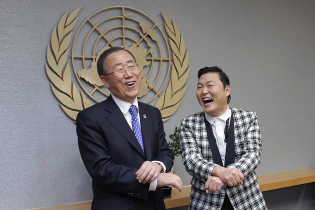 South Korean singer Psy (R) practises some "Gangnam Style" dance steps with U.N. Secretary-General Ban Ki-moon during a photo opportunity at the U.N. headquarters in New York October 23, 2012.  REUTERS/Eduardo Munoz (UNITED STATES - Tags: POLITICS ENTERTAINMENT TPX IMAGES OF THE DAY)