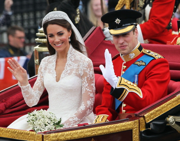 ويليام وكيت اتجهت أنظار العالم يوم 29 ابريل 2010 إلى لندن لمتابعة حفل زفاف القرن الذي جمع الأمير ويليام بكيت ميدلتون، قدرت تكاليف الحفل الأسطوري 80 مليون دولار من بينها 33 مليون لتأمين الحفل، 500 ألف 