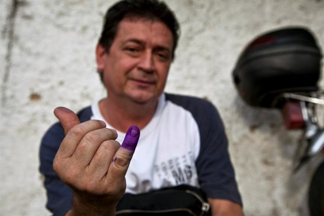 CAR29. CARACAS (VENEZUELA), 07/10/2012.- Un hombre muestra su dedo tras votar hoy, 07 de octubre de 2012, durante la jornada de elecciones presidenciales que se está celebrando en Venezuela. Alrededor