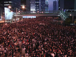 Raw: Hong Kong Protesters Block Roads