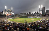 Los Tigres de Detroit y los Rangers de Texas comienzan el 4to partido de la serie de campeonato de la Liga Americana el miércoles 12 de octubre del 2011 tras una demora de más de dos horas por lluvia. En la imagen se juega la primera entrada bajo amenazantes nubes en Detroit. (Foto AP/Carlos Osorio)
