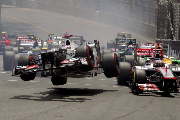 Kamui Kobayashi, da Sauber, acabou decolando após toque na primeira curva.