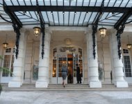 La entrada del hotel Shangri-La de París (AFP Photo/Eric Piermont)