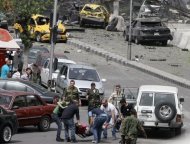 Feridos são retirados de local de atentado em Damasco