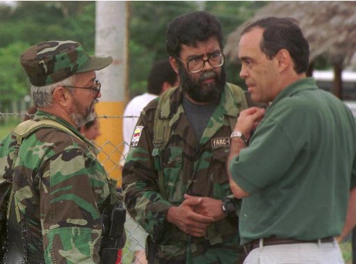 En esta foto de archivo del 21 de mayo del 2000, el Comisionado de Paz de Colombia, Camilo Gómez, a la derecha, habla con Alfonso Cano, en el centro, y Raúl Reyes, de las rebeldes Fuerzas Armadas Revolucionarias de Colombia (FARC), en San Vicente del Caguán, durante negociaciones de paz en el sur de Colombia. El máximo jefe de las FARC, Alfonso Cano, murió el viernes 4 de noviembre de 2011, abatido en una zona del suroeste colombiano, informaron militares a la AP.  (AP foto/Fernando Ruiz, File)