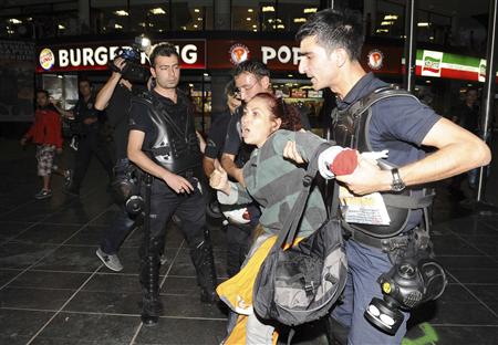 Riot police detain a protester during demonstrations against Turkey's Prime Minister Tayyip Erdogan and his ruling AK Party in central Ankara June 2, 2013. REUTERS/Stringer