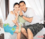 何妤玟（左）在峇里島接受TED求婚，歡喜秀婚戒。