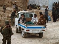 ชาวบ้านอัฟกานิสถานนั่งอยู่ในรถที่พวกเขาเตรียมที่จะลบเหยื่อของการยิงจากบ้านในหมู่บ้านของ Alkozai ในจังหวัดกันดามีนาคม 2012  นักกีฬาคนเดียวไม่ได้มุ่งมั่นที่การสังหารหมู่ชาวบ้านจาก 16 อัฟกานิสถานตำหนิทหารสหรัฐเป็นพยานได้เบิกความเน้นหนักขนาดของความโหดร้าย