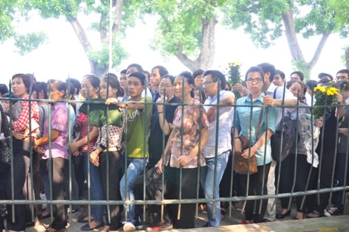 Hàng ngàn người vào viếng Đại tướng Võ Nguyên Giáp Viengthamdaituong4-20131006-100053-104