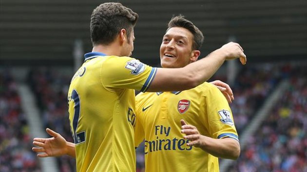 Arsenals German midfielder Mesut Ozil (R) congratulates Arsenal's French striker Olivier Giroud (L) after Giroud scored their first goal (AFP)