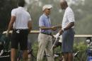 El presidente Barack Obama, centro, saluda al ex jugador de la NBA Alonzo Mourning en el club de golf Grande Oaks, el sábado 9 de noviembre de 2013, en Ft. Lauderdale, Florida. (Foto AP/Pablo Martínez Monsiváis)