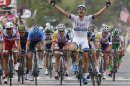 Kittel gana una accidentada primera etapa del Tour de Francia