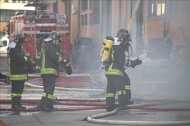 Los bomberos tratan de sofocar un incendio en una nave de productos chinos en Prato, cerca de Florencia. EFE