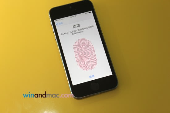 重複放了幾次後，iPhone 5S還會要求掃描手指指紋的邊緣，此時就是把手指打側在home按鈕上掃描，同樣令所有灰色亮起變成紅色即可。