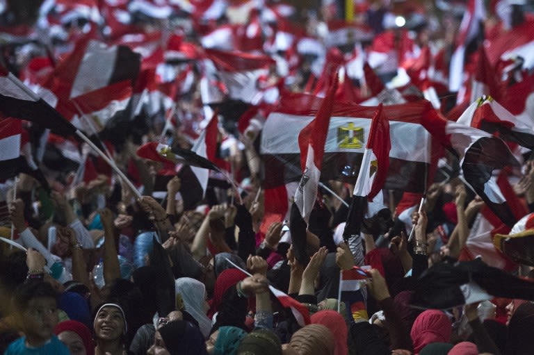 احتفالات المصريين بقرارات الجيش وعزل الرئيس مرسي ايه رأيكــ؟؟! 000-Par7605294-jpg_222406