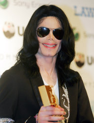 FILE - In this May 27, 2006 file photo, Michael Jackson smiles during a press conference of the MTV Video Music Awards Japan 2006 in Tokyo. The U.S. entertainer was awarded a Legend Award at the ceremony. Jurors hearing a civil case in Los Angeles filed by Jackson’s mother, Katherine Jackson, have heard numerous stories about the entertainer’s devotion to his children as expressed through extravagant birthday parties and secret family outings. The tender moments have been described throughout the trial, which concluded its eighth week on Friday, June 21, 2013. (AP Photo/Koji Sasahara, File)