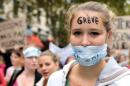 En grève depuis deux mois, les sages-femmes défilent à Paris