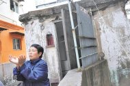 橡樹街87號大廈業主之一黃太形容，家中時有石屎剝落，部分大如拳頭。黃太回想，年多年與其他業主商討參與重建，沒通知新搬來的地舖業主周先生，而今次事件令他備受壓力，感到對他有所虧欠。（劉焌陶攝）