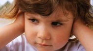 Τι πρέπει να κάνουμε όταν πονάει το αυτί του παιδιού μας;