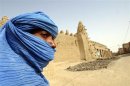 Un nomade tuareg vicino alla moschea di Timbuktu
