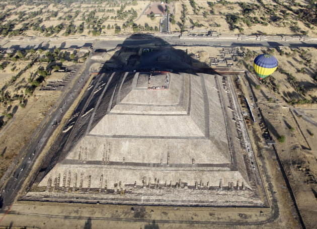 Descubren "ofrenda" original en piramide de teotihuacan RTR2K6M9_161850