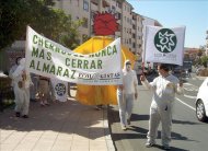 Ecologistas en Acción de Extremadura protagonizan un "pasacalles antinuclear" para exigir el cierre de la central nuclear de Almaraz (Cáceres). EFE/Archivo