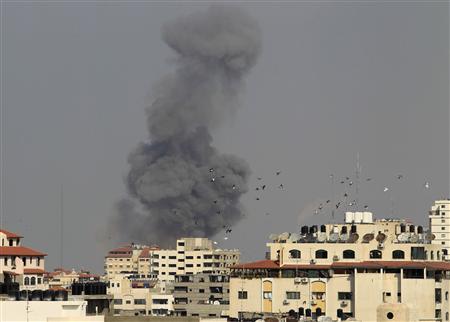 Smoke rises after an Israeli air strike in Gaza City November 19, 2012. REUTERS/Suhaib Salem