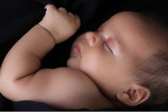 嬰兒即使在睡眠狀態中，大腦也會對周遭語調聲音產生反應。（圖片／取材自美國《生活科學》網站）