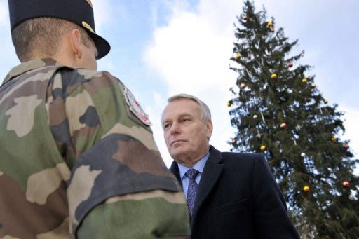 Le Premier ministre Jean-Marc Ayrault salue un soldat français parti en Afghanistan à Clermont-Ferrand, le 17 décembre 2012