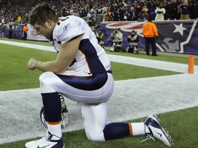 Tim-Tebow-Tebows-before-playing-the-Patr