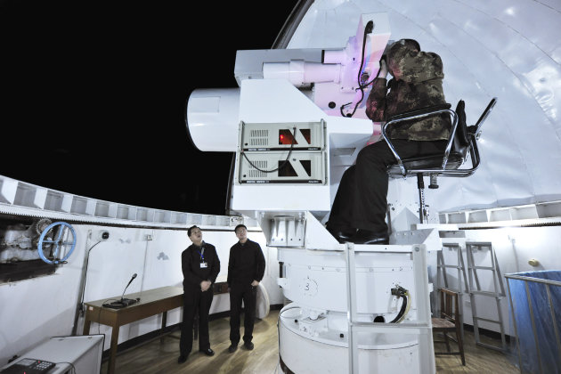 Un experto manipula un telescopio de rastreamiento óptico en una estación de radar en el Centro de Lanzamiento de Satélites ubicado en la localidad de Jiuquan, provincia de Ganzú, en el noroeste de Ch