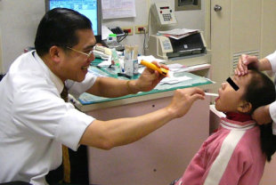 黃高彬主任醫師（（左）強調，舌頭味蕾發紅或是舌苔底發白，大多是細菌或病毒所造成。（圖片提供╱中國醫藥大學兒童醫院）