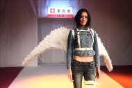 Imagen distribuida por Greenpeace hoy martes 20 de noviembre de 2012 que muestra a una modelo desfilando durante el lanzamiento del informe de Greenpeace "Hilos tóxicos - La gran costura de la moda" en Pekín, China. EFE